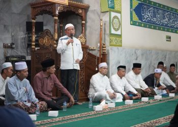 Gubernur Jambi Al Haris menyampaikan sambutan saat Safari Ramadan 1447 H di Masjid Nurusa’adah, Kelurahan Pijoan, Kabupaten Muaro Jambi, Sabtu (21/2/2026) malam (Dok. Erit)