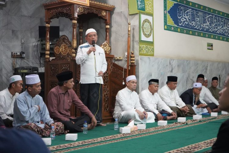 Gubernur Jambi Al Haris menyampaikan sambutan saat Safari Ramadan 1447 H di Masjid Nurusa’adah, Kelurahan Pijoan, Kabupaten Muaro Jambi, Sabtu (21/2/2026) malam (Dok. Erit)
