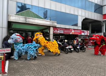 Atraksi barongsai meriahkan perayaan Tahun Baru Imlek 2026 yang digelar PT Sinar Sentosa Primatama (Sinsen) bersama konsumen dan warga sekitar di Jambi, 19 Februari 2026. (Dok. Stepanus)