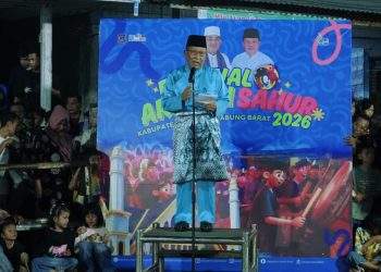 Wakil Gubernur Jambi Abdullah Sani menyampaikan sambutan saat membuka Festival Arakan Sahur 2026 Kabupaten Tanjung Jabung Barat di halaman Rumah Dinas Bupati, Kuala Tungkal, Sabtu (21/2/2026) malam. (Dok. Erit)