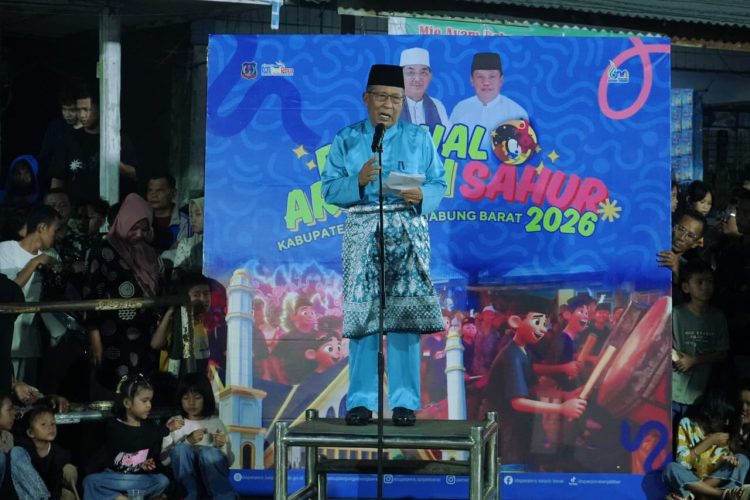 Wakil Gubernur Jambi Abdullah Sani menyampaikan sambutan saat membuka Festival Arakan Sahur 2026 Kabupaten Tanjung Jabung Barat di halaman Rumah Dinas Bupati, Kuala Tungkal, Sabtu (21/2/2026) malam. (Dok. Erit)