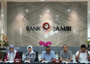 Jajaran Direksi Bank Jambi menyampaikan permohonan maaf kepada seluruh nasabha di Gedung Mahligai (Dok. Daus)