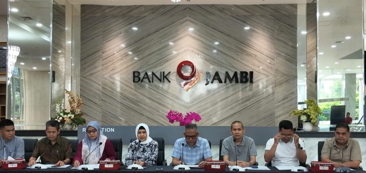 Jajaran Direksi Bank Jambi menyampaikan permohonan maaf kepada seluruh nasabha di Gedung Mahligai (Dok. Daus)