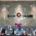 Jajaran Direksi Bank Jambi menyampaikan permohonan maaf kepada seluruh nasabha di Gedung Mahligai (Dok. Daus)