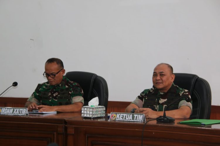 Pangdam XX/Tuanku Imam Bonjol bersama jajaran mengikuti Taklimat Awal Audit Kinerja Inspektorat Jenderal TNI Angkatan Darat Tahun Anggaran 2026 di Padang, Senin (23/2/2026). (Penrem 042/Gapu).