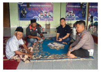 Petugas Jasa Raharja dan kepolisian melakukan verifikasi data ahli waris korban kecelakaan lalu lintas di kediaman keluarga di Desa Sungai Duren, Muaro Jambi, sebagai bagian dari proses penyaluran santunan, Jumat (20/2/2026). (Dok. Humas JR)