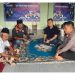Petugas Jasa Raharja dan kepolisian melakukan verifikasi data ahli waris korban kecelakaan lalu lintas di kediaman keluarga di Desa Sungai Duren, Muaro Jambi, sebagai bagian dari proses penyaluran santunan, Jumat (20/2/2026). (Dok. Humas JR)