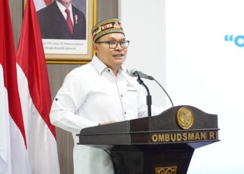 Anggota Ombudsman RI Robert Na Endi Jaweng menyampaikan keterangan pers terkait pengawasan pembayaran THR keagamaan 2026 di Kantor Ombudsman RI, Jakarta Selatan, Jumat (21/2/2026). (Dok. Humas)