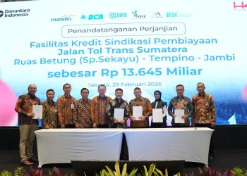 Direksi PT Hutama Karya (Persero) bersama perwakilan sindikasi perbankan dan pejabat kementerian berfoto usai penandatanganan perjanjian fasilitas kredit senilai Rp13,645 triliun untuk pembiayaan Jalan Tol Trans Sumatera ruas Betung (Sp. Sekayu)–Tempino–Jambi di Jakarta, Senin (23/2/2026). (Dok. Humas HK)