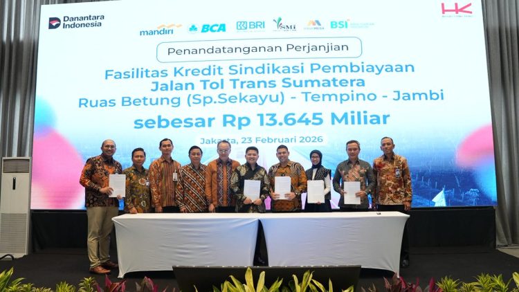 Direksi PT Hutama Karya (Persero) bersama perwakilan sindikasi perbankan dan pejabat kementerian berfoto usai penandatanganan perjanjian fasilitas kredit senilai Rp13,645 triliun untuk pembiayaan Jalan Tol Trans Sumatera ruas Betung (Sp. Sekayu)–Tempino–Jambi di Jakarta, Senin (23/2/2026). (Dok. Humas HK)