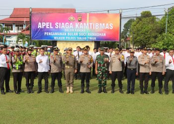 Kapolres Tanjab Timur AKBP Ade Candra bersama unsur TNI, Polri, dan pemerintah daerah saat Apel Siaga Kamtibmas dalam rangka pengamanan bulan suci Ramadhan 1447 H di lapangan Mako Polres Tanjab Timur, Senin (23/2/2026). (Dok. Humas)