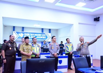 Kapolda Jambi Irjen Pol Krisno H. Siregar didampingi Kakorlantas Polri Irjen Pol Agus Suryonugroho saat meresmikan Gedung Regional Traffic Management Center (RTMC) Ditlantas Polda Jambi, Senin (23/2/2026) (Dok. Nahar)