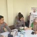 Personel Biddokkes Polda Gorontalo memberikan layanan pemeriksaan kesehatan gratis kepada warga di Jalan Hos Cokro Amonito, Kota Gorontalo, Senin (23/2/2026) (Dok. Humas)