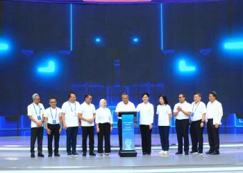 Gubernur Bank Indonesia Perry Warjiyo bersama Pejabat Sementara Ketua Dewan Komisioner OJK Friderica Widyasari Dewi dan jajaran pimpinan regulator saat peluncuran Pusat Inovasi Digital Indonesia (PIDI) serta pembukaan DIGDAYA x Hackathon 2026 di Kantor Bank Indonesia, Jakarta, Senin (23/2/2026). (Dok. Humas OJK Jambi)