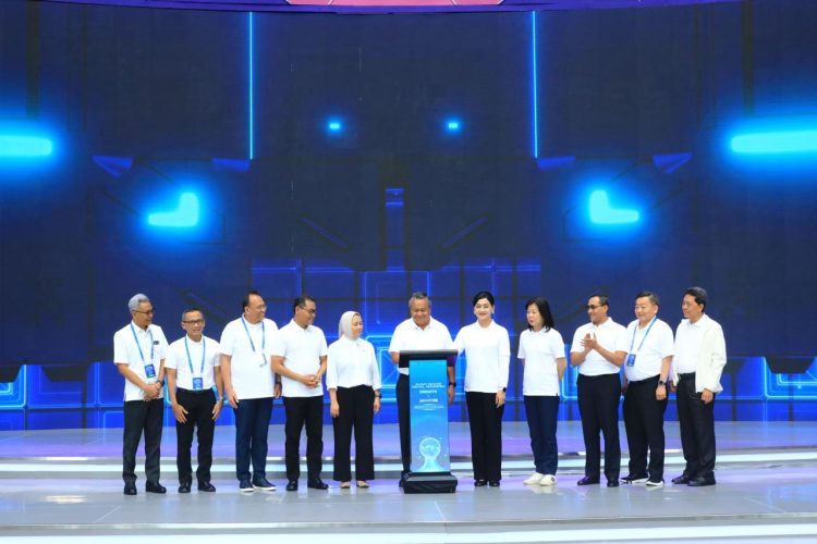 Gubernur Bank Indonesia Perry Warjiyo bersama Pejabat Sementara Ketua Dewan Komisioner OJK Friderica Widyasari Dewi dan jajaran pimpinan regulator saat peluncuran Pusat Inovasi Digital Indonesia (PIDI) serta pembukaan DIGDAYA x Hackathon 2026 di Kantor Bank Indonesia, Jakarta, Senin (23/2/2026). (Dok. Humas OJK Jambi)