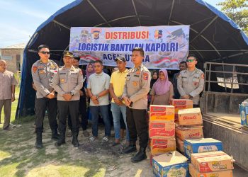 Mahasiswa STIK Lemdiklat Polri Angkatan ke-83/WPS Sindikat 8 bersama jajaran kepolisian menyalurkan logistik bantuan Kapolri kepada warga terdampak banjir di Gampong Gedumbak, Kecamatan Langkahan, Kabupaten Aceh Utara, Selasa (24/2/2026). (Dok. Humas)