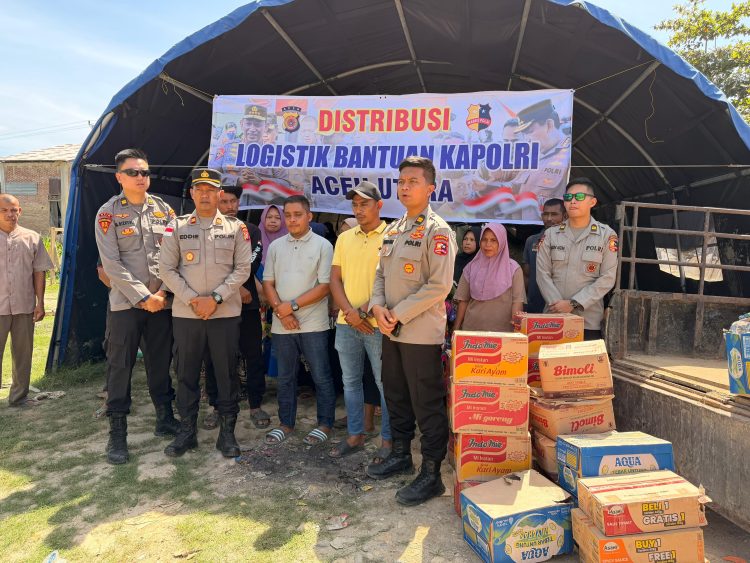 Mahasiswa STIK Lemdiklat Polri Angkatan ke-83/WPS Sindikat 8 bersama jajaran kepolisian menyalurkan logistik bantuan Kapolri kepada warga terdampak banjir di Gampong Gedumbak, Kecamatan Langkahan, Kabupaten Aceh Utara, Selasa (24/2/2026). (Dok. Humas)