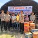 Mahasiswa STIK Lemdiklat Polri Angkatan ke-83/WPS Sindikat 8 bersama jajaran kepolisian menyalurkan logistik bantuan Kapolri kepada warga terdampak banjir di Gampong Gedumbak, Kecamatan Langkahan, Kabupaten Aceh Utara, Selasa (24/2/2026). (Dok. Humas)