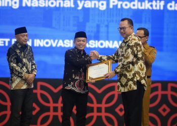 Gubernur Jambi Al Haris menerima dokumen hasil Rilis Indeks Daya Saing Daerah (IDSD) 2025 dalam kegiatan yang digelar BRIN di Auditorium Sumitro Djojohadikusumo, Jakarta, Selasa (24/2/2026). (Dok. Erit - Kominfo)