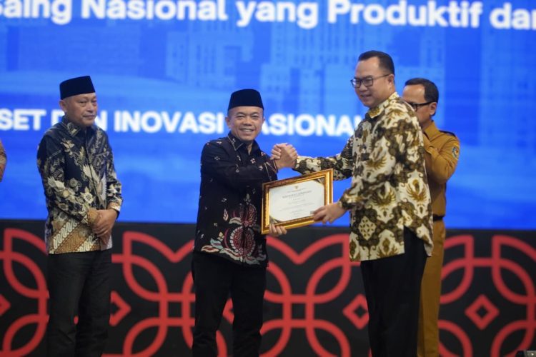 Gubernur Jambi Al Haris menerima dokumen hasil Rilis Indeks Daya Saing Daerah (IDSD) 2025 dalam kegiatan yang digelar BRIN di Auditorium Sumitro Djojohadikusumo, Jakarta, Selasa (24/2/2026). (Dok. Erit - Kominfo)