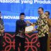 Gubernur Jambi Al Haris menerima dokumen hasil Rilis Indeks Daya Saing Daerah (IDSD) 2025 dalam kegiatan yang digelar BRIN di Auditorium Sumitro Djojohadikusumo, Jakarta, Selasa (24/2/2026). (Dok. Erit - Kominfo)