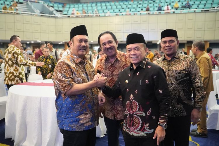 Gubernur Jambi Al Haris (kanan) menghadiri rilis Indeks Daya Saing Daerah (IDSD) 2025 di Auditorium Sumitro Djojohadikusumo (Dok. Erit Kominfo)
