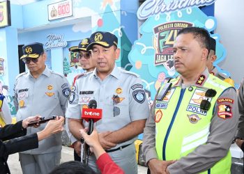 Direktur Utama Jasa Raharja Muhammad Awaluddin (tengah) bersama Kakorlantas Polri Irjen Pol Agus Suryonugroho (kanan) dan jajaran saat memberikan keterangan pers usai survei kesiapan jalur Operasi Ketupat 2026 di wilayah hukum Polda Jawa Barat, Senin (24/2/2026) (Dok. Humas JR Jambi)