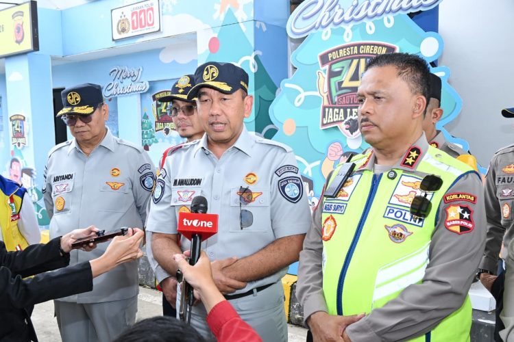 Direktur Utama Jasa Raharja Muhammad Awaluddin (tengah) bersama Kakorlantas Polri Irjen Pol Agus Suryonugroho (kanan) dan jajaran saat memberikan keterangan pers usai survei kesiapan jalur Operasi Ketupat 2026 di wilayah hukum Polda Jawa Barat, Senin (24/2/2026) (Dok. Humas JR Jambi)