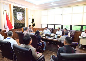 Kapolda Jambi Irjen Pol Krisno H. Siregar menerima kunjungan silaturahmi dan reses Anggota Komite I DPD RI perwakilan Provinsi Jambi, H.M. Sum Indra, di ruang kerja Kapolda Jambi, Rabu (25/2/2026). (Dok. Humas)