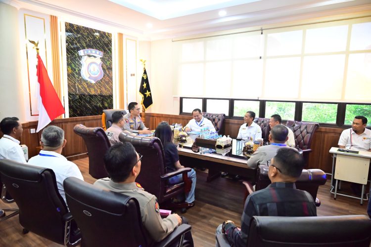 Kapolda Jambi Irjen Pol Krisno H. Siregar menerima kunjungan silaturahmi dan reses Anggota Komite I DPD RI perwakilan Provinsi Jambi, H.M. Sum Indra, di ruang kerja Kapolda Jambi, Rabu (25/2/2026). (Dok. Humas)