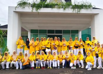 Peserta kegiatan edukasi safety riding kampanye #Cari_aman yang digelar PT Sinar Sentosa Primatama (Sinsen) berfoto bersama usai kegiatan di halaman rumah dinas Wakil Wali Kota Jambi, 15 Februari 2026. (Dok. Stepanus)