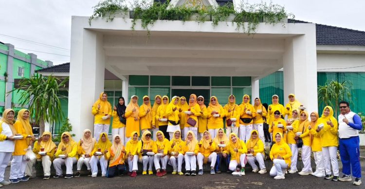 Peserta kegiatan edukasi safety riding kampanye #Cari_aman yang digelar PT Sinar Sentosa Primatama (Sinsen) berfoto bersama usai kegiatan di halaman rumah dinas Wakil Wali Kota Jambi, 15 Februari 2026. (Dok. Stepanus)