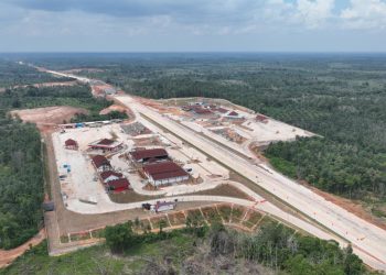 Foto udara menunjukkan progres pembangunan Jalan Tol Palembang–Betung Seksi 1 dan 2 di Sumatra Selatan yang akan difungsionalkan sepanjang 53,2 kilometer pada periode arus mudik dan balik Lebaran 2026. (Dok. Humas)