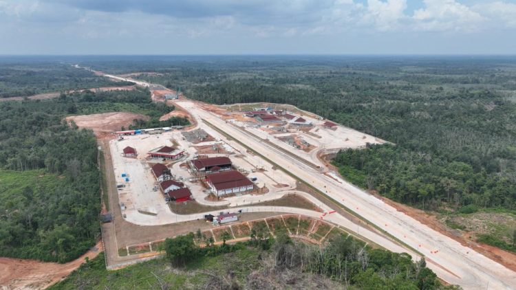 Foto udara menunjukkan progres pembangunan Jalan Tol Palembang–Betung Seksi 1 dan 2 di Sumatra Selatan yang akan difungsionalkan sepanjang 53,2 kilometer pada periode arus mudik dan balik Lebaran 2026. (Dok. Humas)