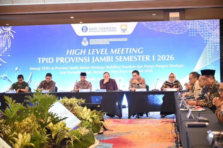 TPID Provinsi Jambi bersama Bank Indonesia dan unsur Forkopimda mengikuti High Level Meeting Semester I 2026 guna membahas strategi menjaga stabilitas pasokan dan harga pangan menjelang Ramadan dan Idul Fitri 2026. (Dok. Humas)