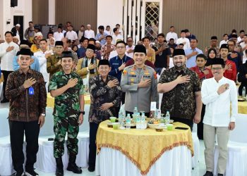 Kapolda Jambi Irjen Pol. Krisno H. Siregar bersama unsur Forkopimda dan elemen masyarakat menghadiri buka puasa bersama di Aula Gedung Siginjai Mapolda Jambi, Kamis (26/2/2026), (Dok. Humas)