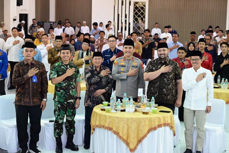Kapolda Jambi Irjen Pol. Krisno H. Siregar bersama unsur Forkopimda dan elemen masyarakat menghadiri buka puasa bersama di Aula Gedung Siginjai Mapolda Jambi, Kamis (26/2/2026), (Dok. Humas)