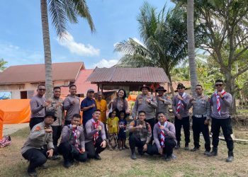 Mahasiswa STIK Lemdiklat Polri Angkatan 83/WPS bersama aparat dan warga berfoto usai peresmian sumur bor di Desa Ulee Madon, Kecamatan Muara Batu, Kabupaten Aceh Utara, Kamis (26/2/2026) (Dok. Humas)