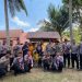 Mahasiswa STIK Lemdiklat Polri Angkatan 83/WPS bersama aparat dan warga berfoto usai peresmian sumur bor di Desa Ulee Madon, Kecamatan Muara Batu, Kabupaten Aceh Utara, Kamis (26/2/2026) (Dok. Humas)