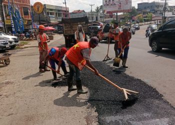 Petugas UPTD Workshop dan Peralatan Dinas PUTR Provinsi Jambi melakukan patching aspal dan pembersihan saluran air di salah satu ruas jalan perkotaan sebagai bagian dari persiapan menyambut Hari Raya Idul Fitri 1447 Hijriah. (Dok. Stepanus)