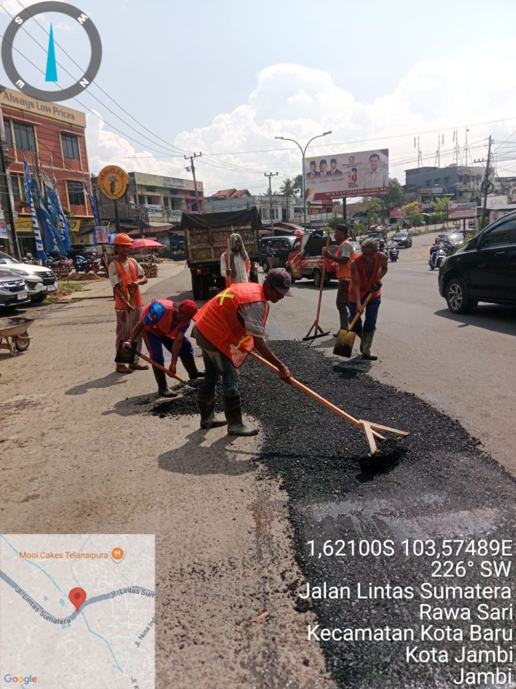 Petugas UPTD Workshop dan Peralatan Dinas PUTR Provinsi Jambi melakukan patching aspal dan pembersihan saluran air di salah satu ruas jalan perkotaan sebagai bagian dari persiapan menyambut Hari Raya Idul Fitri 1447 Hijriah. (Dok. Stepanus)