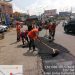 Petugas UPTD Workshop dan Peralatan Dinas PUTR Provinsi Jambi melakukan patching aspal dan pembersihan saluran air di salah satu ruas jalan perkotaan sebagai bagian dari persiapan menyambut Hari Raya Idul Fitri 1447 Hijriah. (Dok. Stepanus)