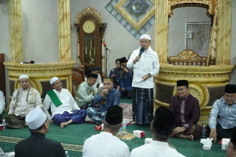 Gubernur Jambi Al Haris menyampaikan sambutan saat Safari Ramadan Pemerintah Provinsi Jambi 1447 Hijriah di Masjid Al-Ikhlas, Kota Jambi, Kamis (26/2/2026), (Dok.Erit)