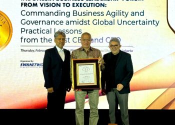Presiden Direktur JNE Mohamad Feriadi Soeprapto (tengah) menerima penghargaan Indonesia Best CEO 2025 dalam ajang Indonesia Business Leadership Forum yang diselenggarakan SWA Media Group di Hotel Shangri-La, Jakarta, Kamis (26/2/2026). (Dok. Anas Humas)