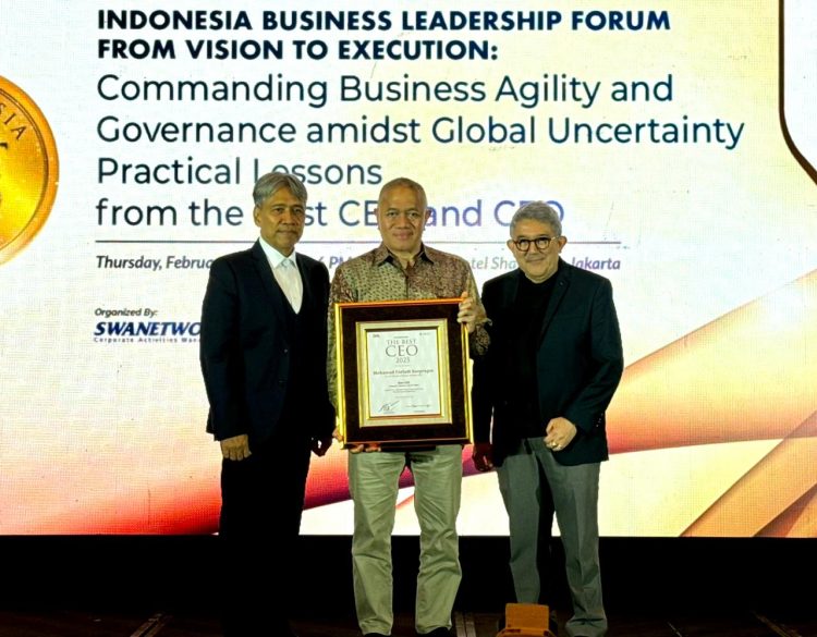 Presiden Direktur JNE Mohamad Feriadi Soeprapto (tengah) menerima penghargaan Indonesia Best CEO 2025 dalam ajang Indonesia Business Leadership Forum yang diselenggarakan SWA Media Group di Hotel Shangri-La, Jakarta, Kamis (26/2/2026). (Dok. Anas Humas)