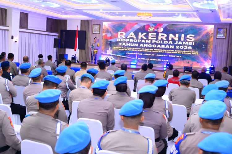 Kapolda Jambi Irjen Pol. Krisno H. Siregar membuka Rapat Kerja Teknis Bidpropam Polda Jambi Tahun Anggaran 2026 di Gedung Siginjai, Jambi, Jumat (27/2/2026). (Dok, Humas)