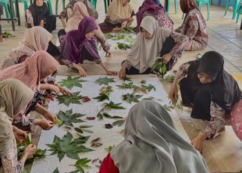 Kelompok lansia dari Sekolah Lansia BKL Kamboja Desa Kota Karang mengikuti prosesi wisuda yang diselenggarakan Kemendukbangga/BKKBN Provinsi Jambi bersama Pertamina EP Jambi, sebagai simbol semangat yang tak mengenal usia (Dok, Daus)