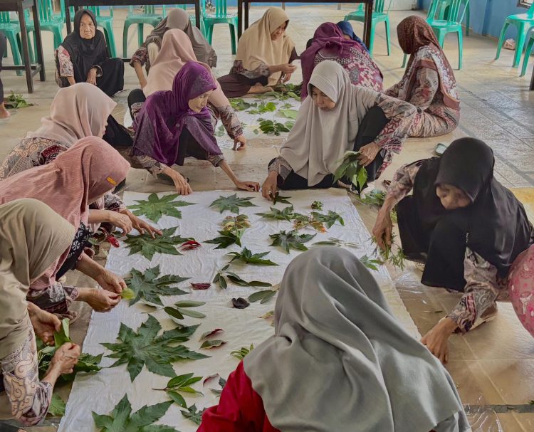Kelompok lansia dari Sekolah Lansia BKL Kamboja Desa Kota Karang mengikuti prosesi wisuda yang diselenggarakan Kemendukbangga/BKKBN Provinsi Jambi bersama Pertamina EP Jambi, sebagai simbol semangat yang tak mengenal usia (Dok, Daus)