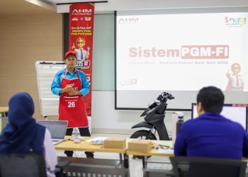 Salah satu peserta Festival Vokasi Satu Hati 2026 memaparkan materi di hadapan dewan juri pada ajang tingkat nasional yang digelar di Astra Honda Motor Safety Riding and Training Center, Deltamas, Jawa Barat,(Dok. Sinsne)
