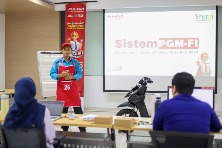 Salah satu peserta Festival Vokasi Satu Hati 2026 memaparkan materi di hadapan dewan juri pada ajang tingkat nasional yang digelar di Astra Honda Motor Safety Riding and Training Center, Deltamas, Jawa Barat,(Dok. Sinsne)